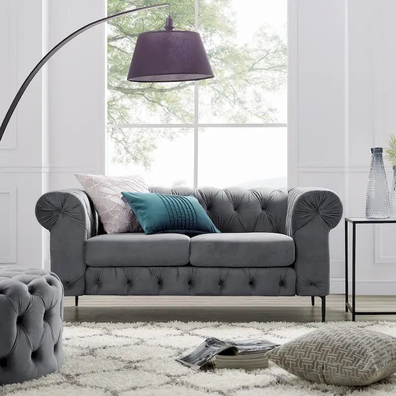 Pikowana dwuosobowa sofa z aksamitu i podłokietnikami w kształcie wałków