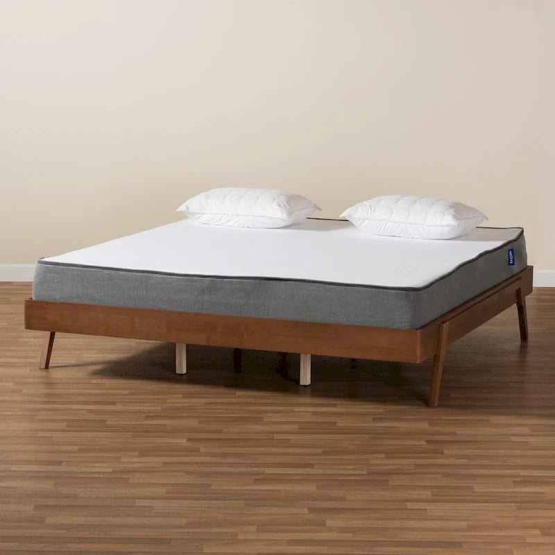 Drewniana rama łóżka na platformie w stylu mid-century z nogami pod kątem