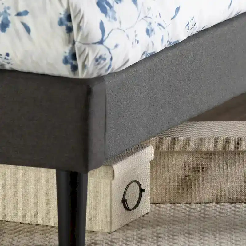 Letto con base a piattaforma imbottito grigio scuro con testiera trapuntata a rombi