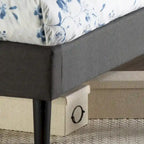 Letto con base a piattaforma imbottito grigio scuro con testiera trapuntata a rombi