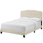 Beige stoffen kingsize bed met hoofdbord met knopen