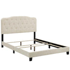 Beige stoffen kingsize bed met hoofdbord met knopen