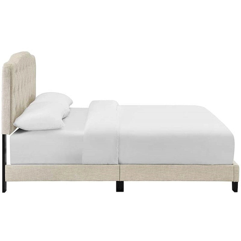 Beige stoffen kingsize bed met hoofdbord met knopen