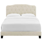 Beige stoffen kingsize bed met hoofdbord met knopen