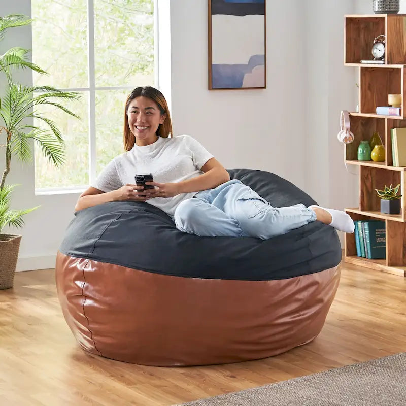 Puf tipo bean bag de tela y cuero sintético de dos tonos