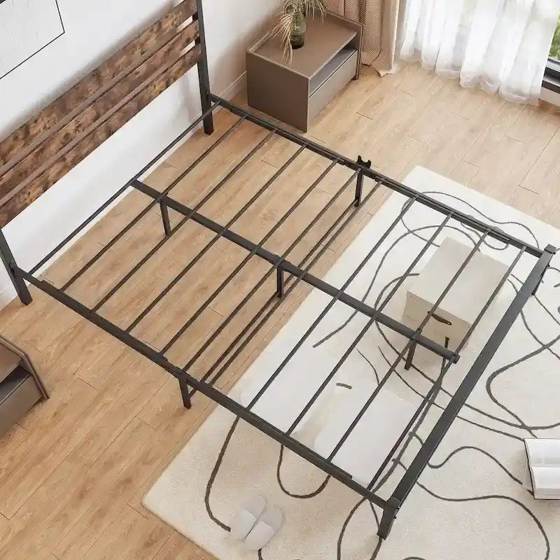 Estructura de cama tipo plataforma con cabecero de MDF y listones metálicos